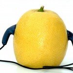 Zitrone hört Musik
