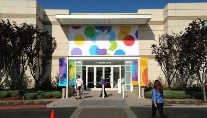 Eingangsbereich der Stadthalle von Cupertino, mit Apple-Banner über den Türen.