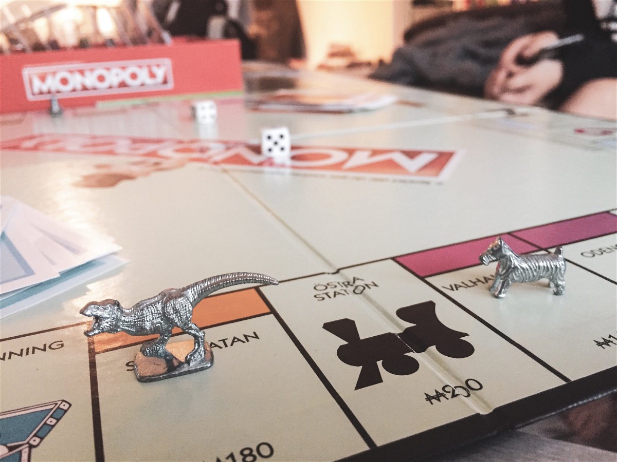 playing-monopoly_t20_doelQl