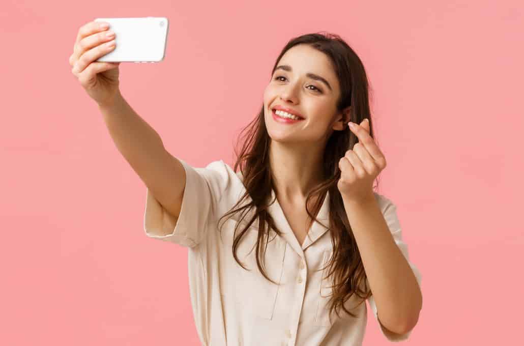 Frau macht Selfie