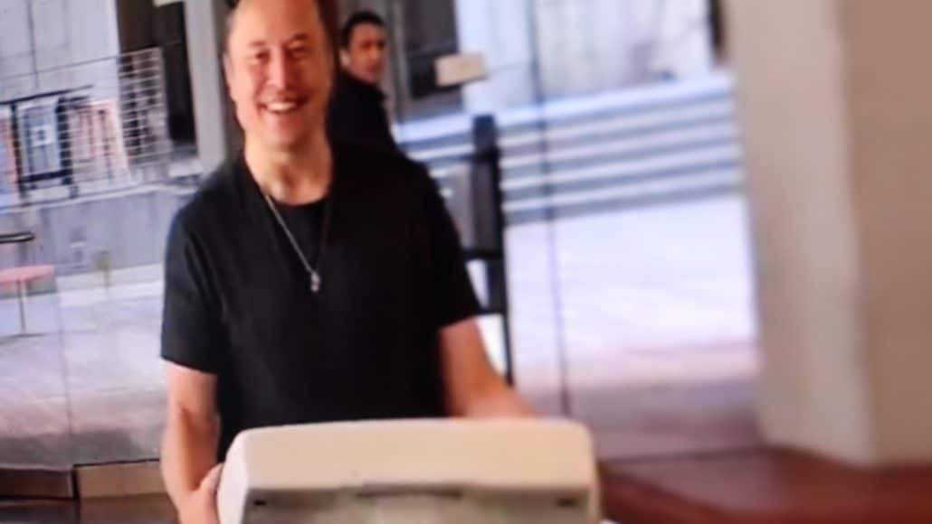Elon Musk mit Waschbecken in der Hand