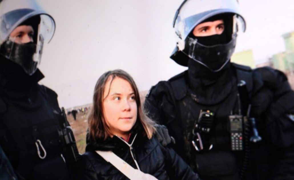 Greta Thunbergs Verhaftung wurde regelrecht "inszeniert", sagen Kritiker