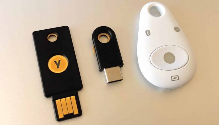 USB Key/By Tony Webster from Minneapolis, Minnesota, United States - Hardware Authentication Security Keys (Yubico Yubikey 4 and Feitian MultiPass FIDO), CC BY 2.0, https://commons.wikimedia.org/w/index.php?curid=71716914
