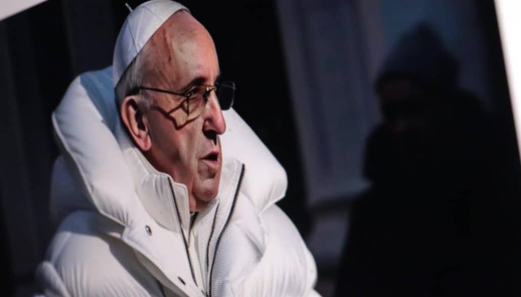 Derzeit kursieren Fake-Fotos vom Papst in schicker weißer Daunenjacke