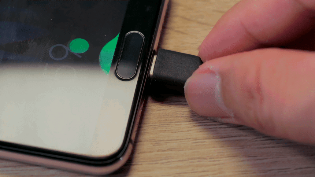 Akku mit Kabel aufladen