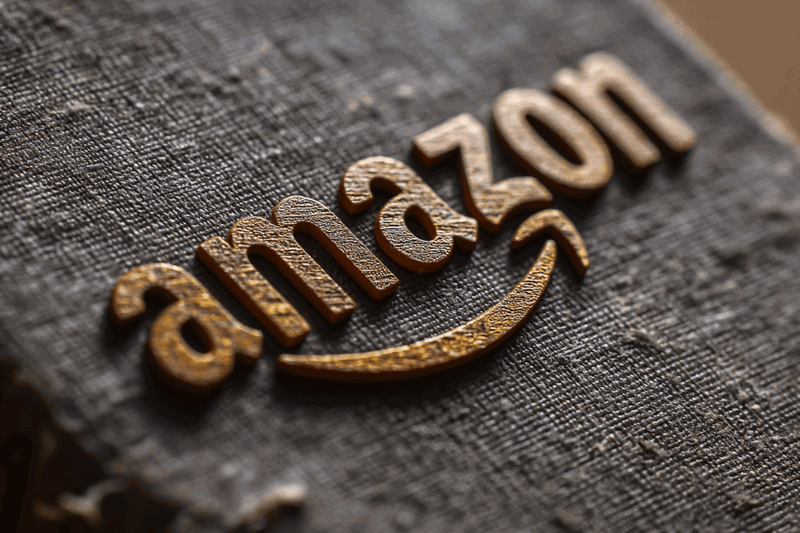 Detailansicht des Amazon-Logos auf Stoff