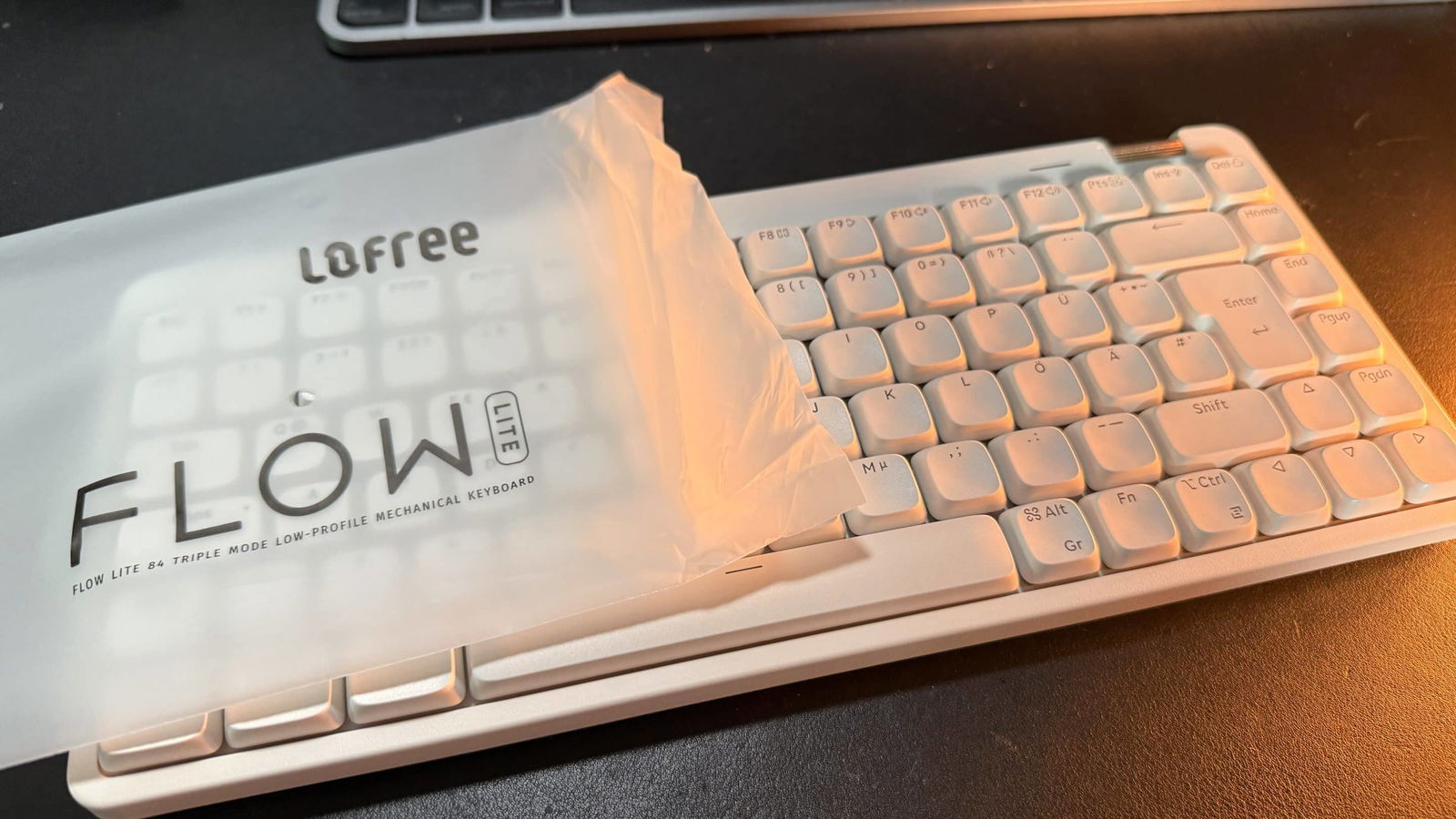 Lofree Flow Lite mechanische Tastatur auf Tisch