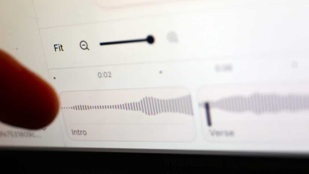 Finger steuert Audio-Bearbeitungsoberfläche