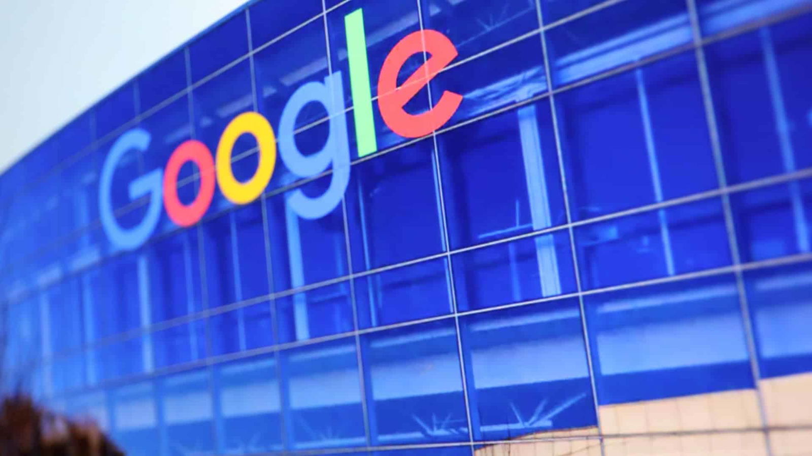 Logo von Google auf einem Bürogebäude