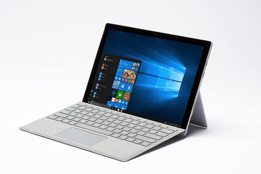Laptop mit Windows 10 auf einem Tisch