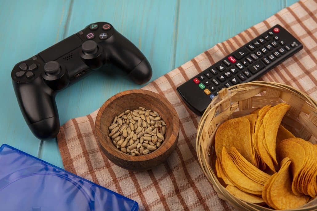 Gaming-Controller, Snacks und ein Fernsehgerät