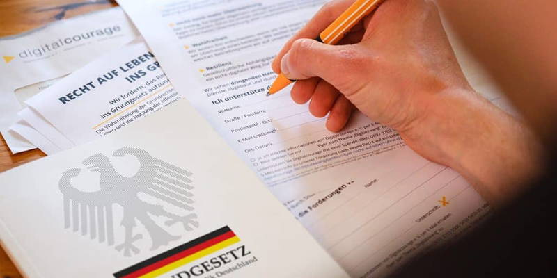 Person füllt ein Unterstützungsformular aus.