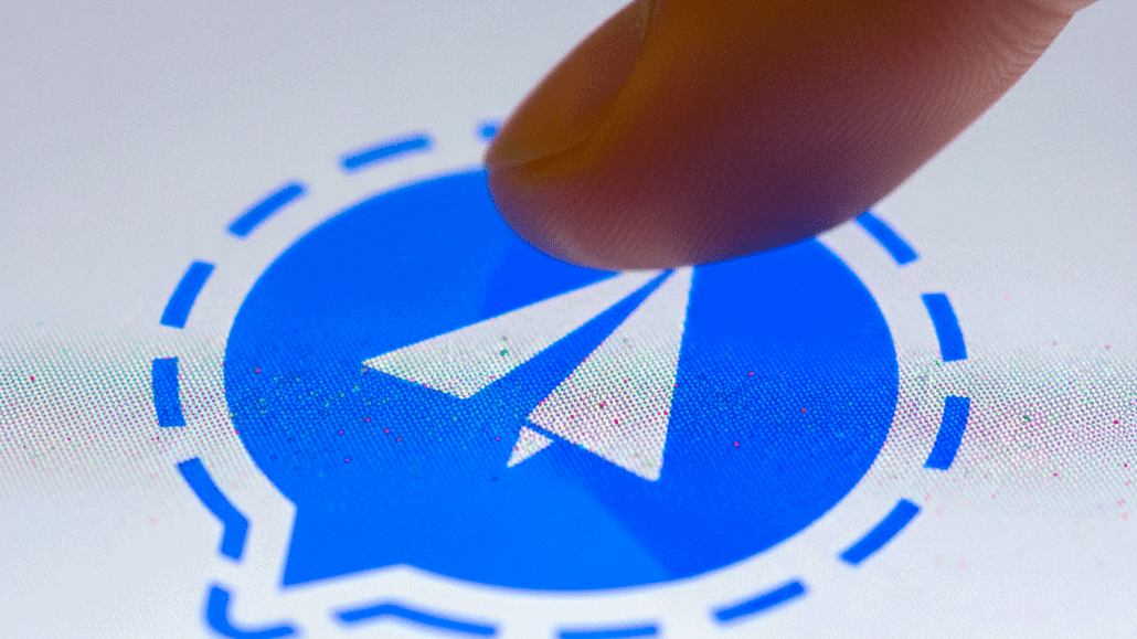 Finger tippt auf blauen Nachrichten-Symbol