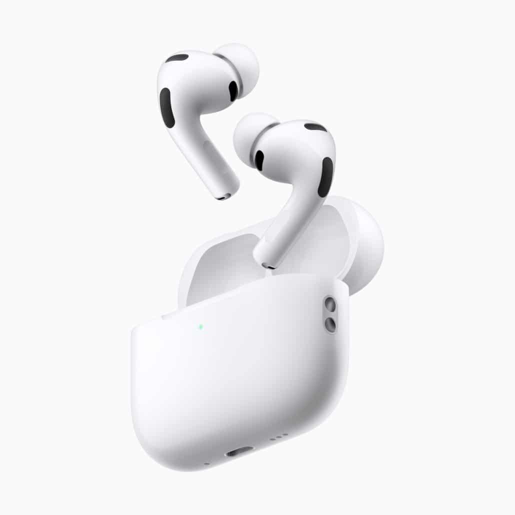 Weiße AirPods mit Ladecase im Hintergrund
