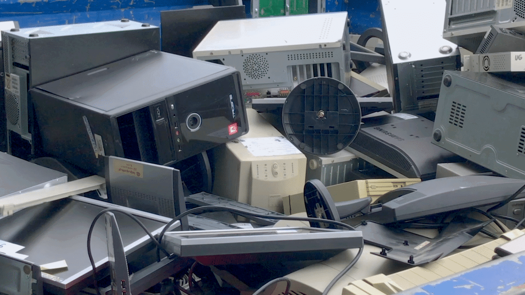 Haufen von alten Computern und Elektronikschrott
