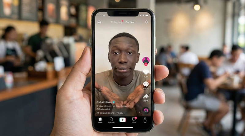 Person hält ein Smartphone mit TikTok-Video