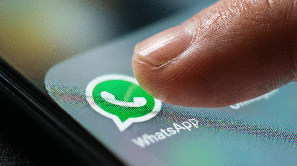 Finger tippt auf WhatsApp-App-Symbol