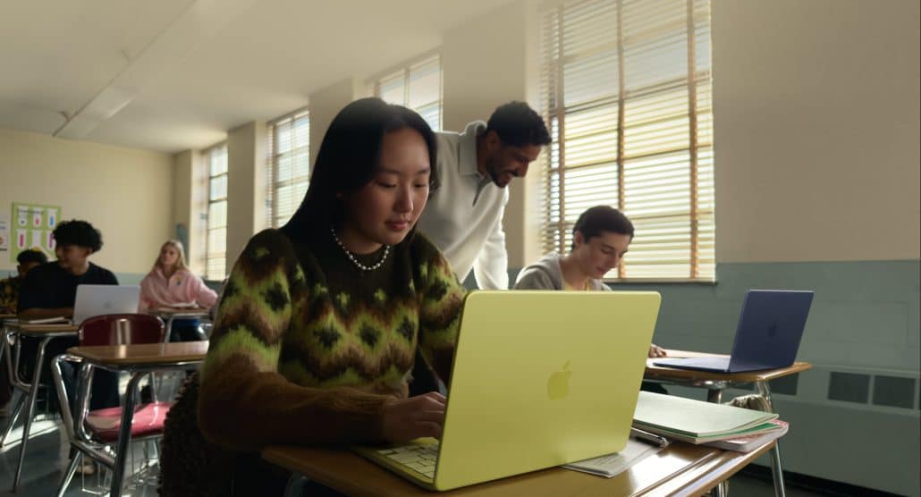 Studierende arbeiten an Laptops im Klassenzimmer.