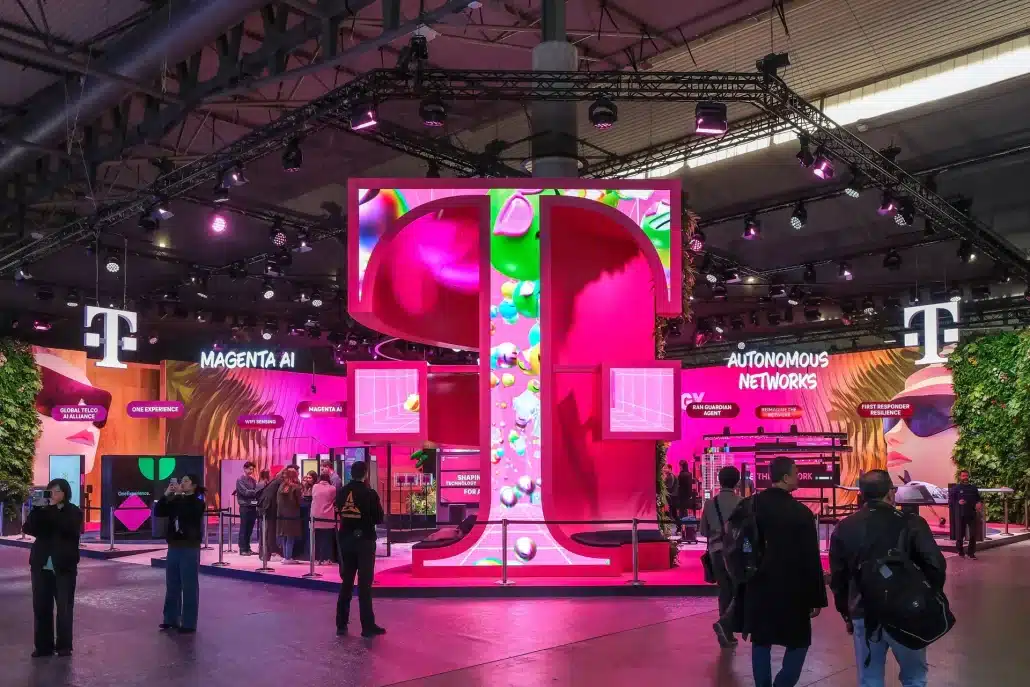 Futuristischer Messestand in leuchtendem Pink